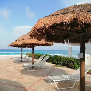 brisas-beachfront-studios-in-hotel-zone.quintano-roohotels.com/
